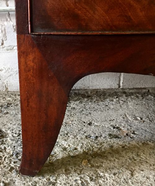 GEORGIAN MAHOGANY BOW FRONT CHEST OF DRAWERS RAISED ON BRACKET FEET - ADDITIONAL PHOTO 5