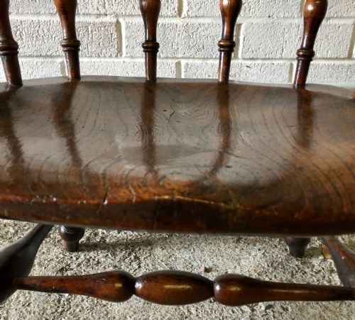 19TH CENTURY BEECH SMOKER'S BOW ARM CHAIR WITH AN UNUSUAL LARGE ELM SEAT - ADDITIONAL PHOTO 5