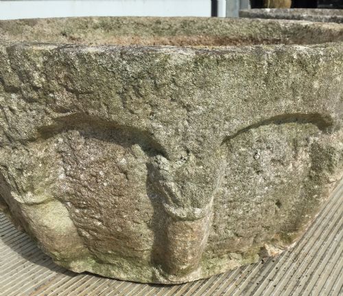 PAIR OF RECONSTITUTED STONE POTS IN THE GOTHIC STYLE - ADDITIONAL PHOTO 5