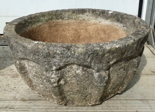 PAIR OF RECONSTITUTED STONE POTS IN THE GOTHIC STYLE - ADDITIONAL PHOTO 7