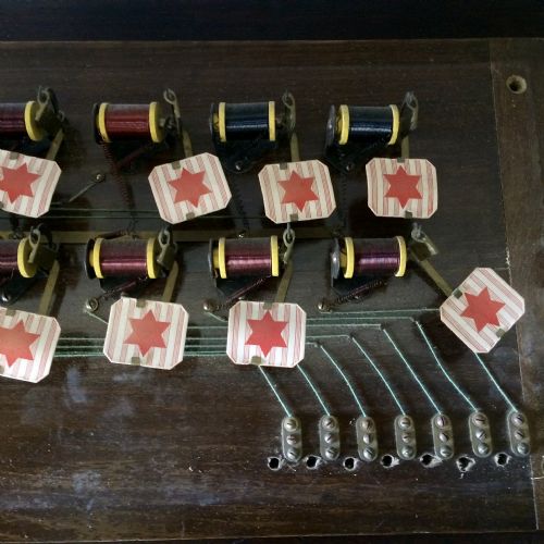 CIRCA 1900 SERVANTS BELL BOARD BOX IN MAHOGANY CASE WITH GLASS PANEL - ADDITIONAL PHOTO 11