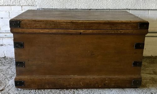 VICTORIAN PINE BLANKET BOX WITH METAL STRAPS IN ORIGINAL GRAIN EFFECT PAINT - ADDITIONAL PHOTO 1