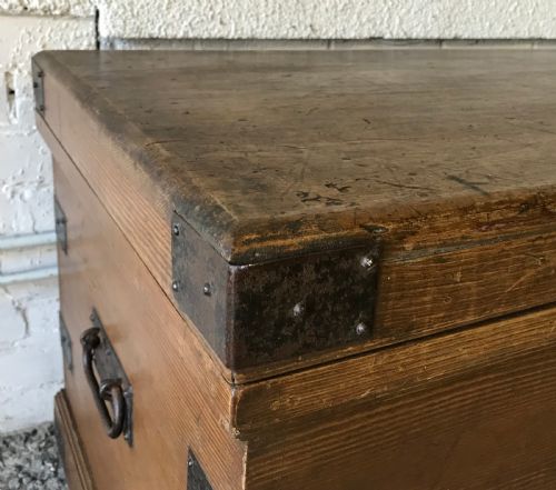 VICTORIAN PINE BLANKET BOX WITH METAL STRAPS IN ORIGINAL GRAIN EFFECT PAINT - ADDITIONAL PHOTO 2