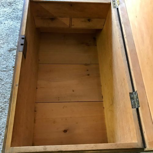 VICTORIAN PINE BLANKET BOX WITH METAL STRAPS IN ORIGINAL GRAIN EFFECT PAINT - ADDITIONAL PHOTO 4