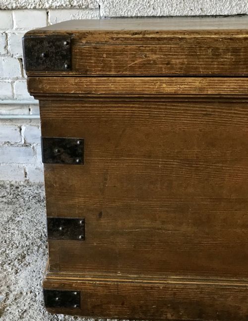 VICTORIAN PINE BLANKET BOX WITH METAL STRAPS IN ORIGINAL GRAIN EFFECT PAINT - ADDITIONAL PHOTO 8
