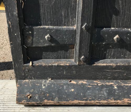 CIRCA 1900 OAK DOOR COMPLETE WITH ORIGINAL FRAME AND WITH IRON HINGES AND LEAD LIGHT PANEL - ADDITIONAL PHOTO 7