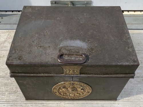 19TH CENTURY MILNERS STRONG BOX SAFE COMPLETE WITH KEY - ADDITIONAL PHOTO 4
