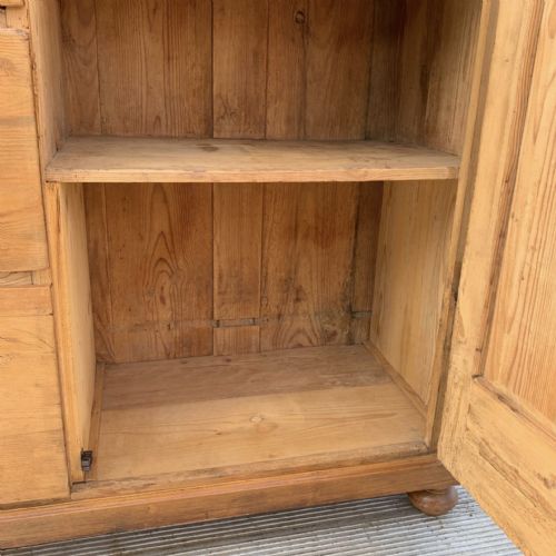 CIRCA 1900 EAST EUROPEAN PINE FOOD LARDER CUPBOARD - ADDITIONAL PHOTO 10