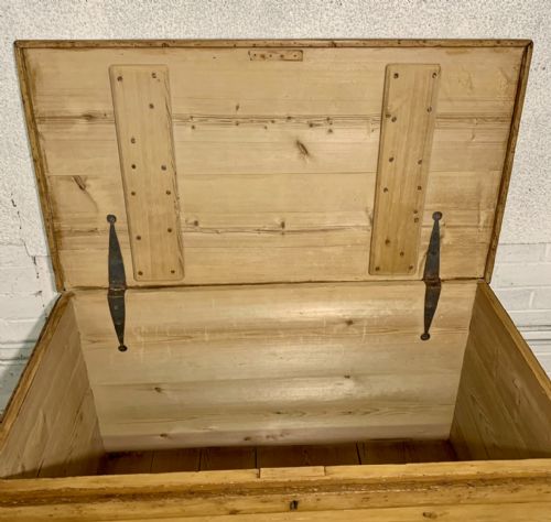 VICTORIAN PINE BLANKET BOX - ADDITIONAL PHOTO 6