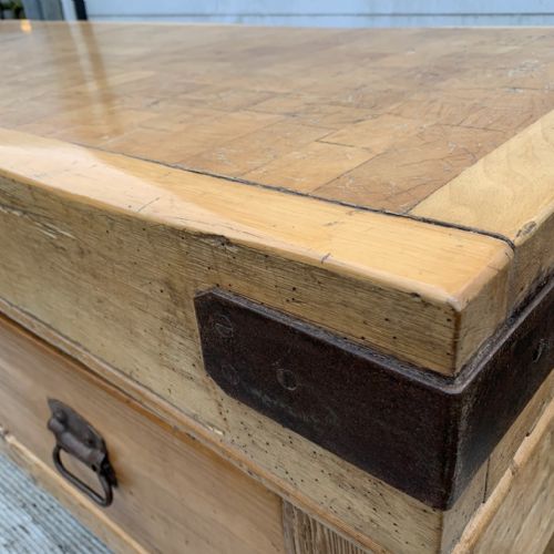 CIRCA 1900 BUTCHERS BLOCK ON ORIGINAL BASE WITH 2 DRAWERS - ADDITIONAL PHOTO 4