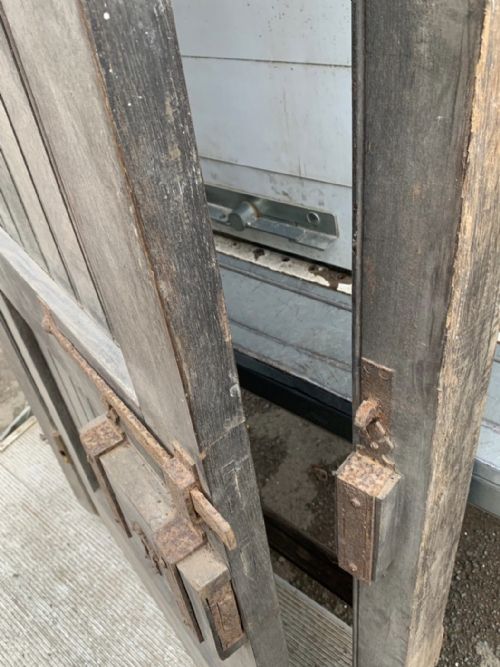 19TH CENTURY ARCHED OAK DOOR WITH FRAME - ADDITIONAL PHOTO 12