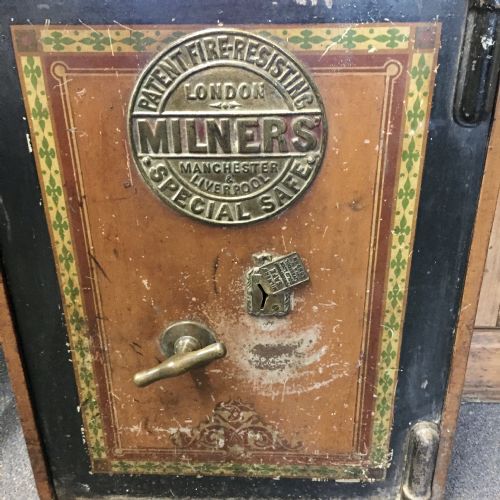 CIRCA 1900 MILNERS' SPECIAL SAFE IN ORIGINAL PAINT AND COMPLETE WITH INTERNAL AND EXTERNAL KEYS - ADDITIONAL PHOTO 1