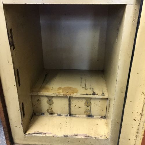 CIRCA 1900 MILNERS' SPECIAL SAFE IN ORIGINAL PAINT AND COMPLETE WITH INTERNAL AND EXTERNAL KEYS - ADDITIONAL PHOTO 2