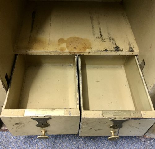 CIRCA 1900 MILNERS' SPECIAL SAFE IN ORIGINAL PAINT AND COMPLETE WITH INTERNAL AND EXTERNAL KEYS - ADDITIONAL PHOTO 3