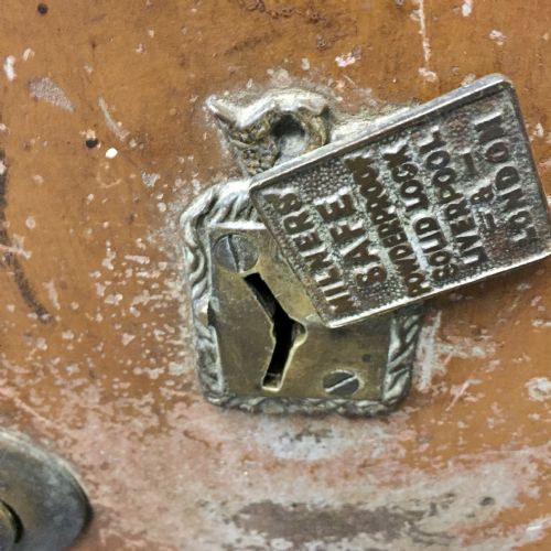 CIRCA 1900 MILNERS' SPECIAL SAFE IN ORIGINAL PAINT AND COMPLETE WITH INTERNAL AND EXTERNAL KEYS - ADDITIONAL PHOTO 6