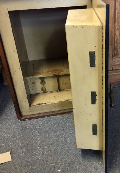 CIRCA 1900 MILNERS' SPECIAL SAFE IN ORIGINAL PAINT AND COMPLETE WITH INTERNAL AND EXTERNAL KEYS - ADDITIONAL PHOTO 13