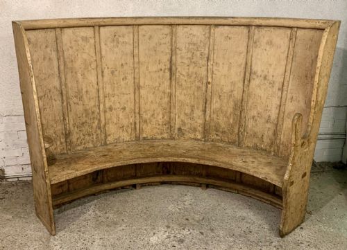 CIRCA 1800 PINE HIGH BACK BOW SETTLE IN ORIGINAL PAINT - ADDITIONAL PHOTO 1