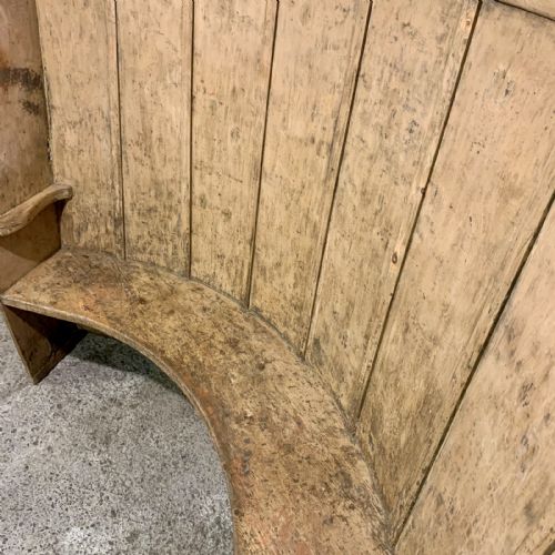 CIRCA 1800 PINE HIGH BACK BOW SETTLE IN ORIGINAL PAINT - ADDITIONAL PHOTO 5