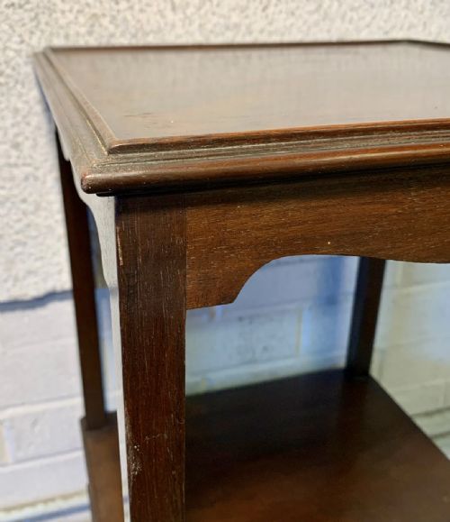 GEORGIAN 1800 MAHOGANY 3 TIER BEDSIDE TABLE WITH ORIGINAL BRASS DROP HANDLES - ADDITIONAL PHOTO 3