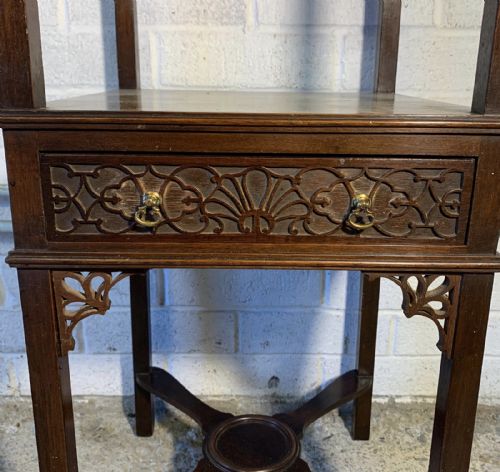 GEORGIAN 1800 MAHOGANY 3 TIER BEDSIDE TABLE WITH ORIGINAL BRASS DROP HANDLES - ADDITIONAL PHOTO 5