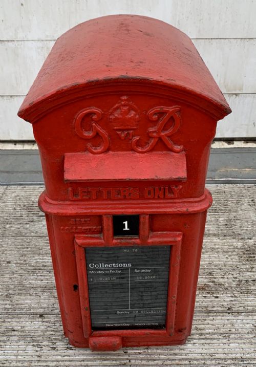 AN ORIGINAL GEORGE VI 1938 POLE MOUNTED POST BOX WITH A DOMED TOP - ADDITIONAL PHOTO 2