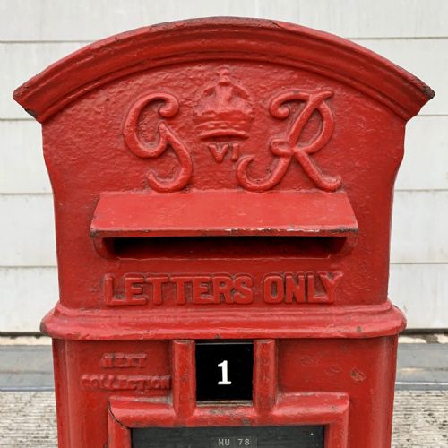 AN ORIGINAL GEORGE VI 1938 POLE MOUNTED POST BOX WITH A DOMED TOP - ADDITIONAL PHOTO 3