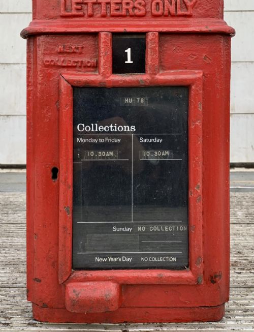 AN ORIGINAL GEORGE VI 1938 POLE MOUNTED POST BOX WITH A DOMED TOP - ADDITIONAL PHOTO 4