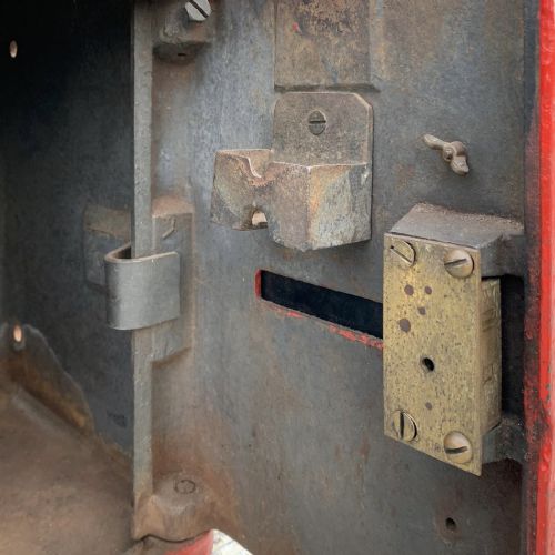 AN ORIGINAL GEORGE VI 1938 POLE MOUNTED POST BOX WITH A DOMED TOP - ADDITIONAL PHOTO 6
