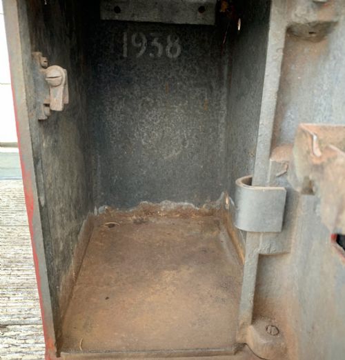 AN ORIGINAL GEORGE VI 1938 POLE MOUNTED POST BOX WITH A DOMED TOP - ADDITIONAL PHOTO 7