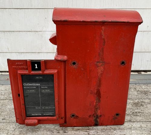 AN ORIGINAL GEORGE VI 1938 POLE MOUNTED POST BOX WITH A DOMED TOP - ADDITIONAL PHOTO 10