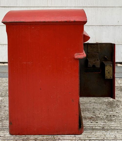 AN ORIGINAL GEORGE VI 1938 POLE MOUNTED POST BOX WITH A DOMED TOP - ADDITIONAL PHOTO 12