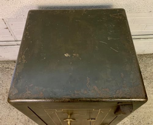 19TH CENTURY SAFE BY SAMUEL WITHERS AND CO IN ORIGINAL PAINT AND COMPLETE WITH KEYS - ADDITIONAL PHOTO 2