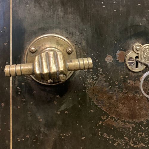 19TH CENTURY SAFE BY SAMUEL WITHERS AND CO IN ORIGINAL PAINT AND COMPLETE WITH KEYS - ADDITIONAL PHOTO 5