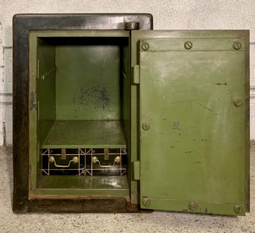 19TH CENTURY SAFE BY SAMUEL WITHERS AND CO IN ORIGINAL PAINT AND COMPLETE WITH KEYS - ADDITIONAL PHOTO 7