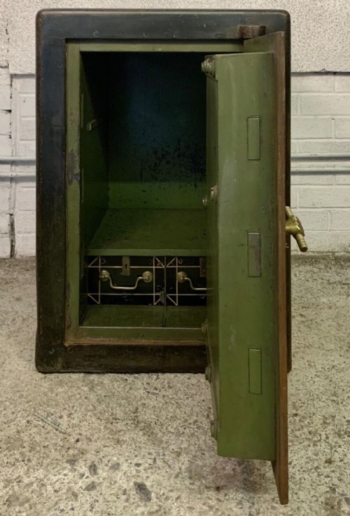 19TH CENTURY SAFE BY SAMUEL WITHERS AND CO IN ORIGINAL PAINT AND COMPLETE WITH KEYS - ADDITIONAL PHOTO 8