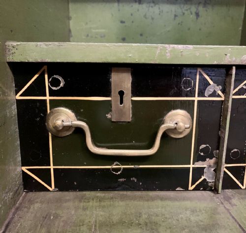 19TH CENTURY SAFE BY SAMUEL WITHERS AND CO IN ORIGINAL PAINT AND COMPLETE WITH KEYS - ADDITIONAL PHOTO 9