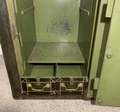 19TH CENTURY SAFE BY SAMUEL WITHERS AND CO IN ORIGINAL PAINT AND COMPLETE WITH KEYS - ADDITIONAL PHOTO 10
