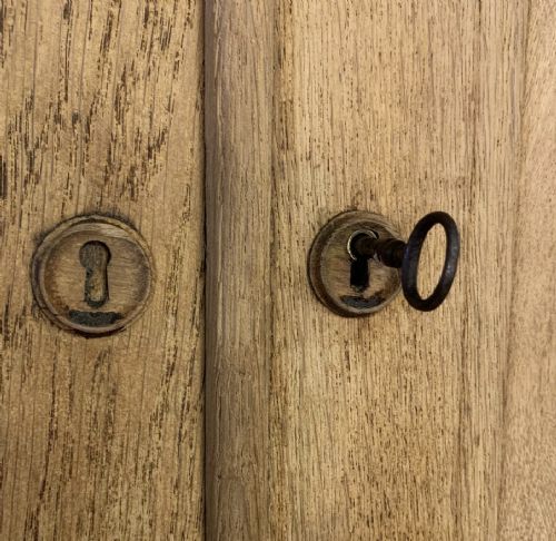 CIRCA 1900 OAK CAMPAIGN CUPBOARD IN 3 SEPARATE UNITS EACH WITH HANDLES LOCKS AND A KEY - ADDITIONAL PHOTO 5