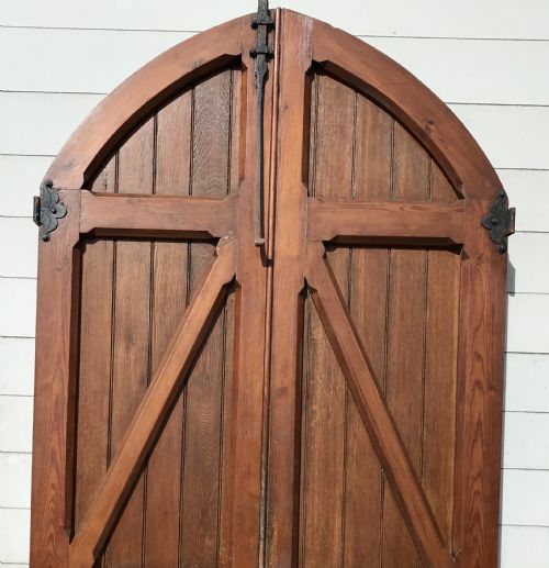 PAIR OF 19TH CENTURY ARCH TOP OAK DOORS WITH DECORATIVE HINGES AND HANDLES AND FRAME - ADDITIONAL PHOTO 10