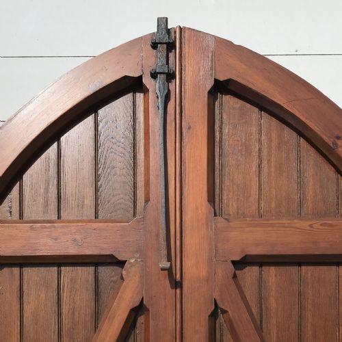 PAIR OF 19TH CENTURY ARCH TOP OAK DOORS WITH DECORATIVE HINGES AND HANDLES AND FRAME - ADDITIONAL PHOTO 11