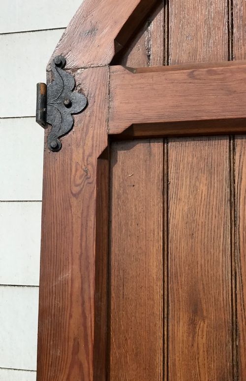 PAIR OF 19TH CENTURY ARCH TOP OAK DOORS WITH DECORATIVE HINGES AND HANDLES AND FRAME - ADDITIONAL PHOTO 12