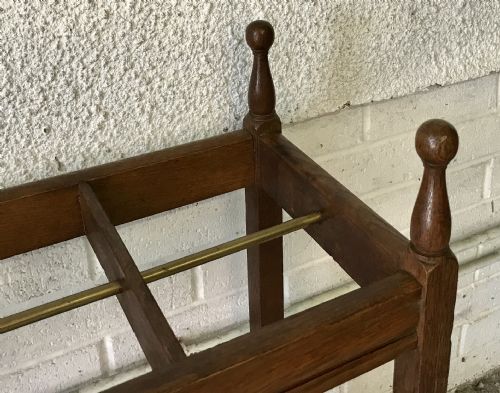EDWARDIAN OAK DOUBLE STICK STAND WITH CENTRAL BRASS RAIL AND TURNED FINIALS - ADDITIONAL PHOTO 4