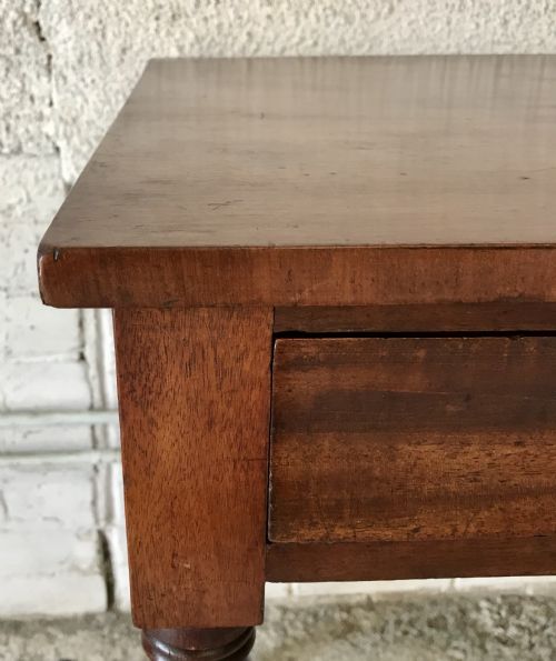 VICTORIAN MAHOGANY 2 DRAWER SIDEWRITING TABLE WITH TURNED LEGS - ADDITIONAL PHOTO 5