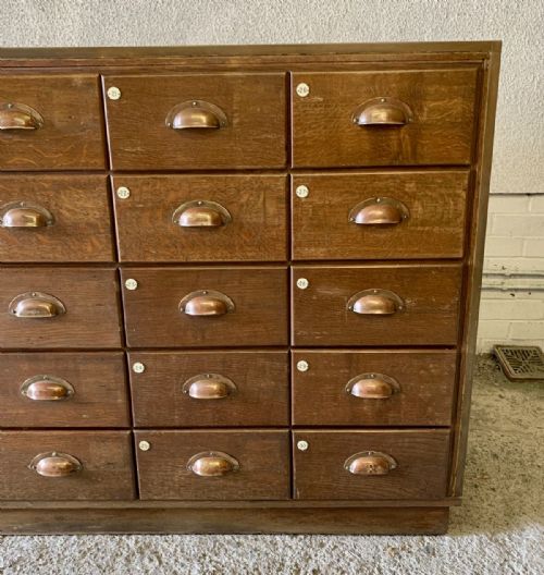 EARLY 20TH CENTURY BRASS FRAMED HABERDASHERY CABINET WITH 30 OAK GRADUATED DRAWERS - ADDITIONAL PHOTO 6