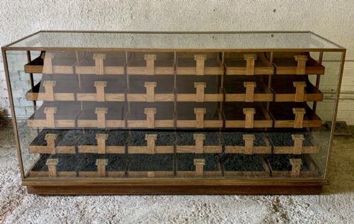 EARLY 20TH CENTURY BRASS FRAMED HABERDASHERY CABINET WITH 30 OAK GRADUATED DRAWERS - ADDITIONAL PHOTO 8