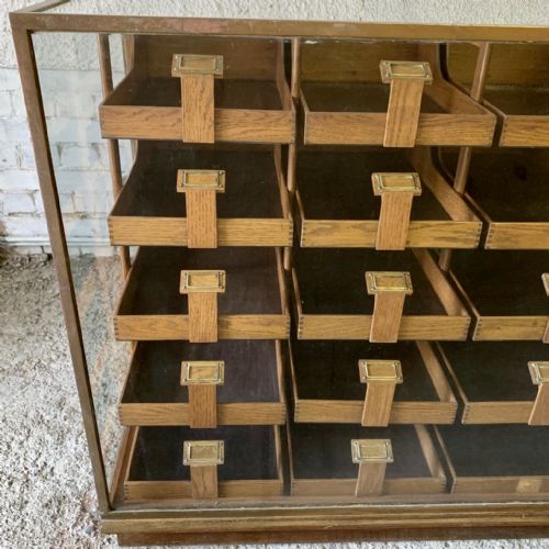 EARLY 20TH CENTURY BRASS FRAMED HABERDASHERY CABINET WITH 30 OAK GRADUATED DRAWERS - ADDITIONAL PHOTO 11