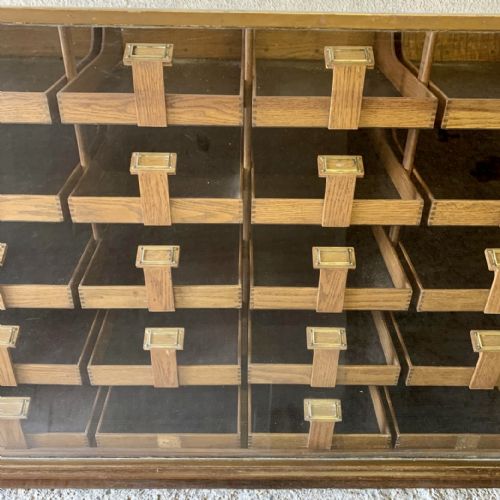 EARLY 20TH CENTURY BRASS FRAMED HABERDASHERY CABINET WITH 30 OAK GRADUATED DRAWERS - ADDITIONAL PHOTO 12