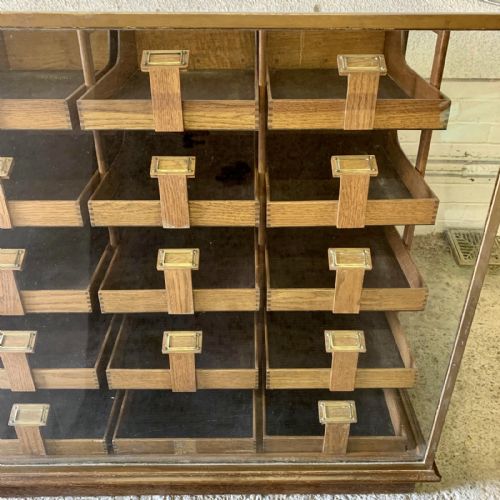 EARLY 20TH CENTURY BRASS FRAMED HABERDASHERY CABINET WITH 30 OAK GRADUATED DRAWERS - ADDITIONAL PHOTO 13