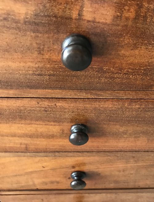 VICTORIAN MAHOGANY BANK OF 5 COLLECTORS DRAWERS WITH ORIGINAL EBONIZED KNOBS - ADDITIONAL PHOTO 5