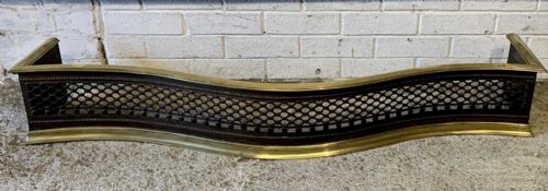 19TH CENTURY BRASS AND IRON SERPENTINE FENDER - ADDITIONAL PHOTO 1